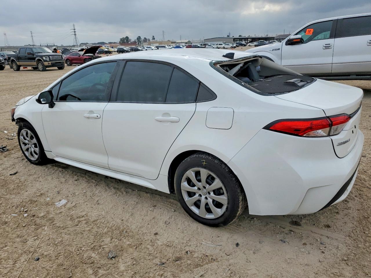 2022 TOYOTA COROLLA LE photo 2