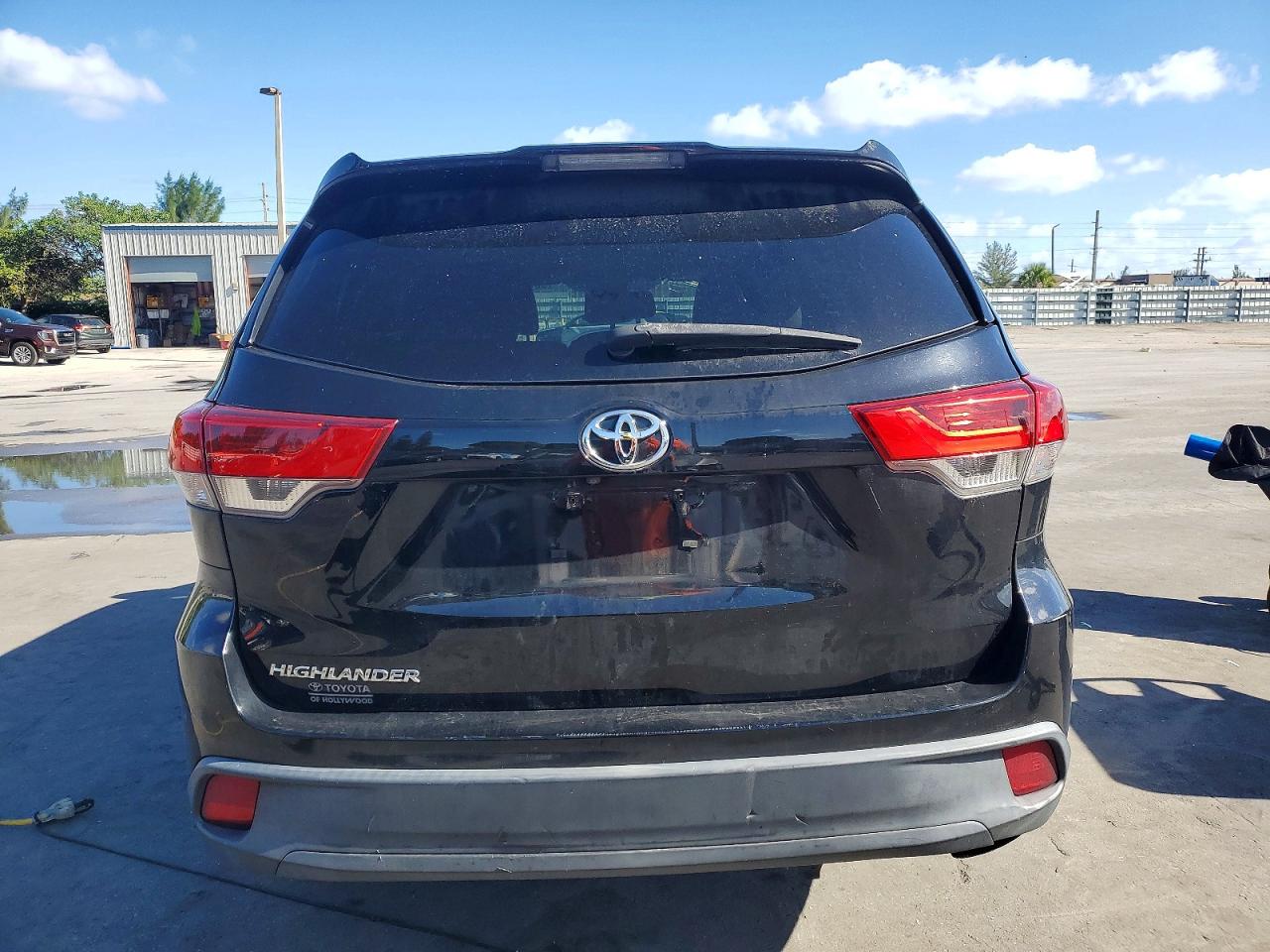 2019 TOYOTA HIGHLANDER LE photo 6