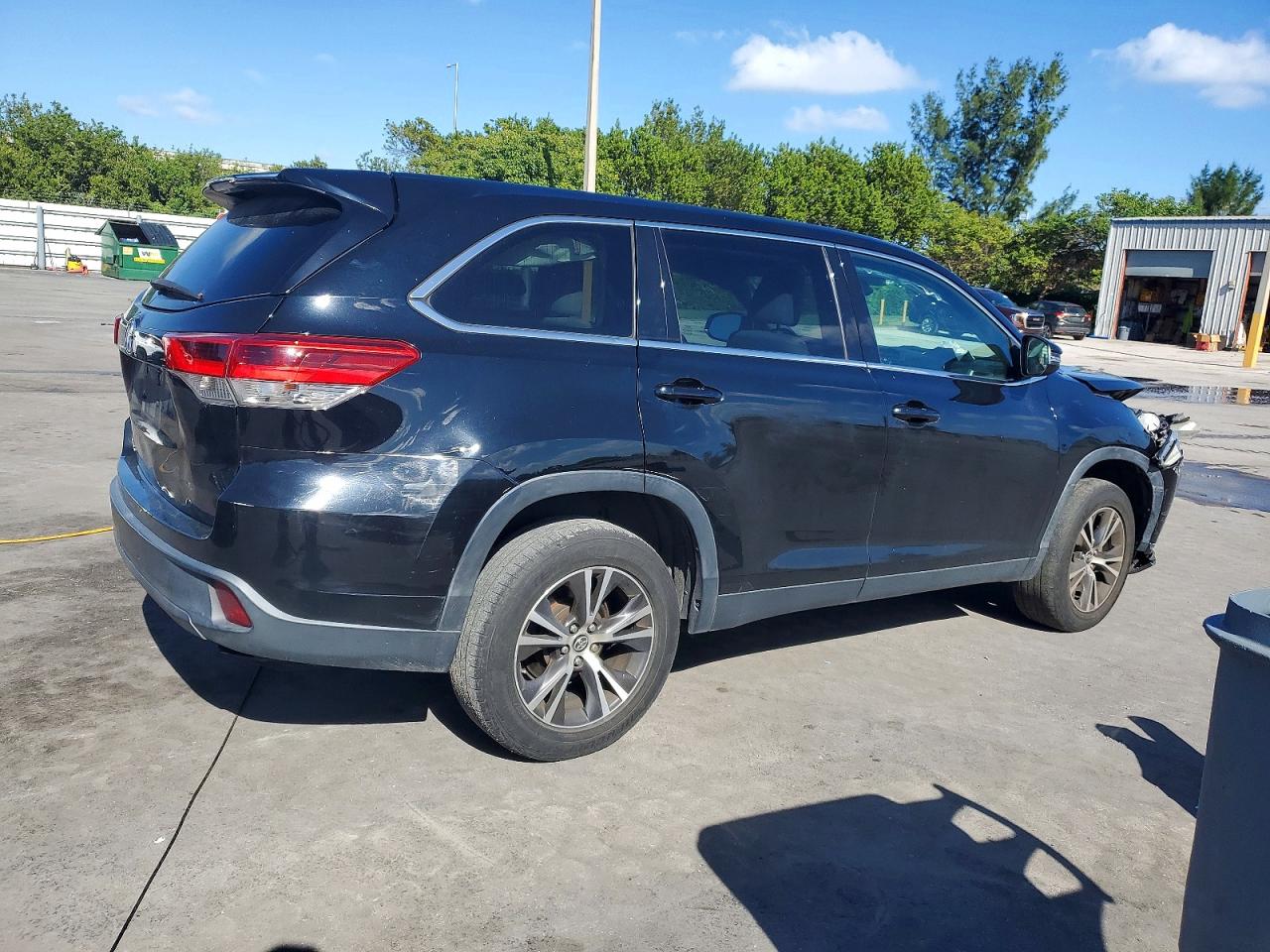 2019 TOYOTA HIGHLANDER LE photo 3