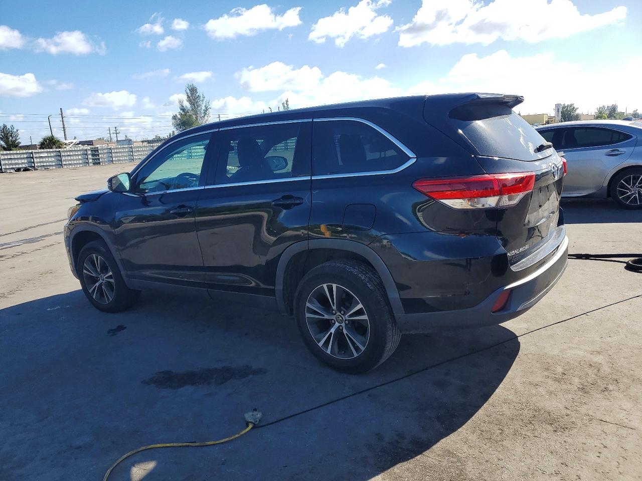 2019 TOYOTA HIGHLANDER LE photo 2
