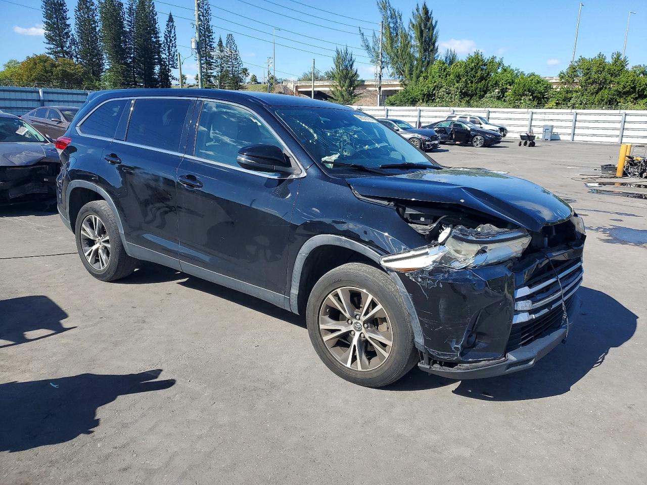 2019 TOYOTA HIGHLANDER LE photo 4