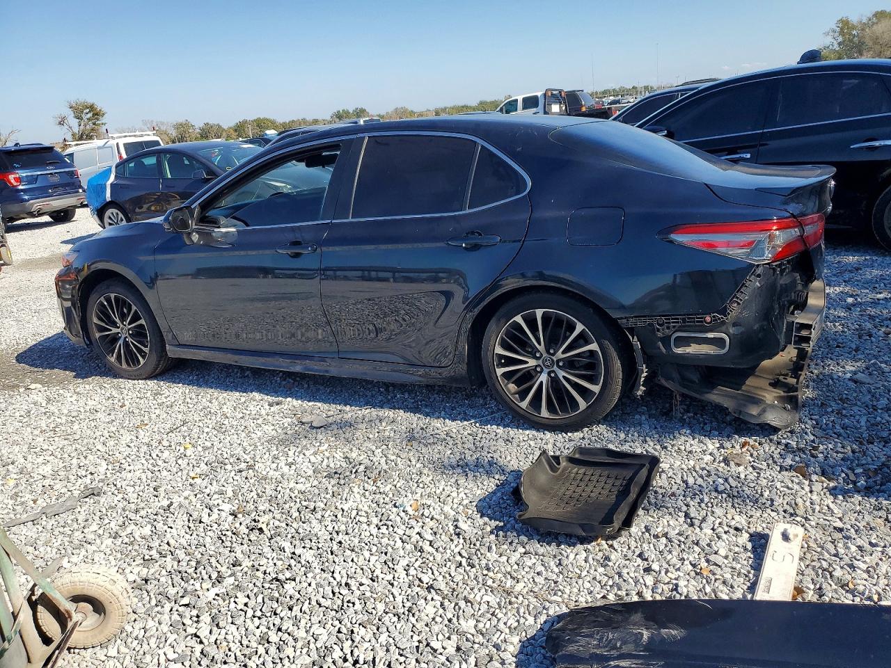 2018 TOYOTA CAMRY photo 2