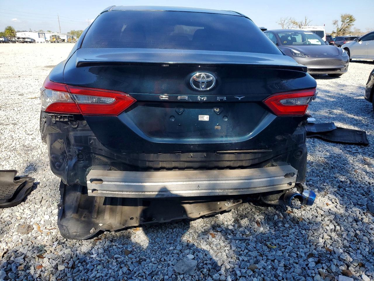 2018 TOYOTA CAMRY photo 6