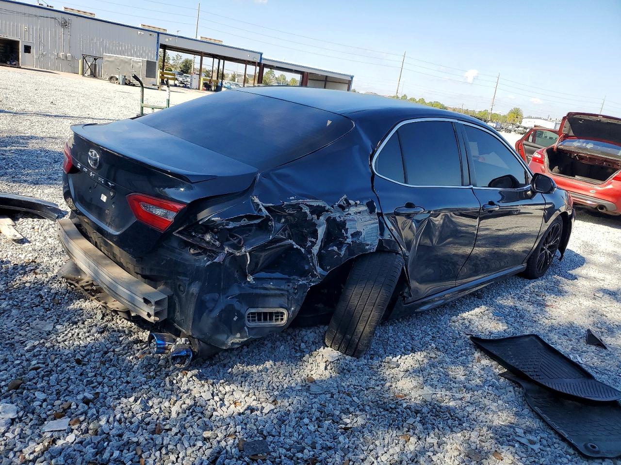 2018 TOYOTA CAMRY photo 3