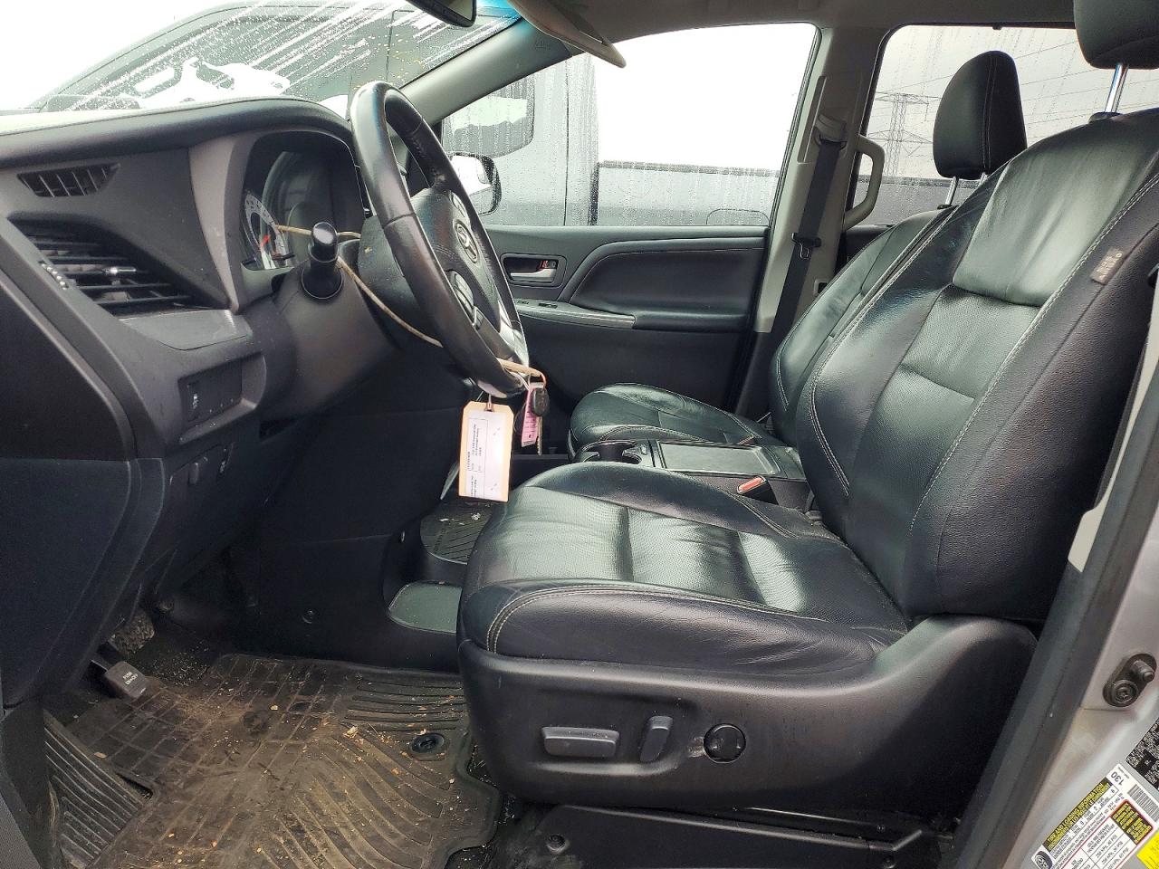2016 TOYOTA SIENNA SE photo 7