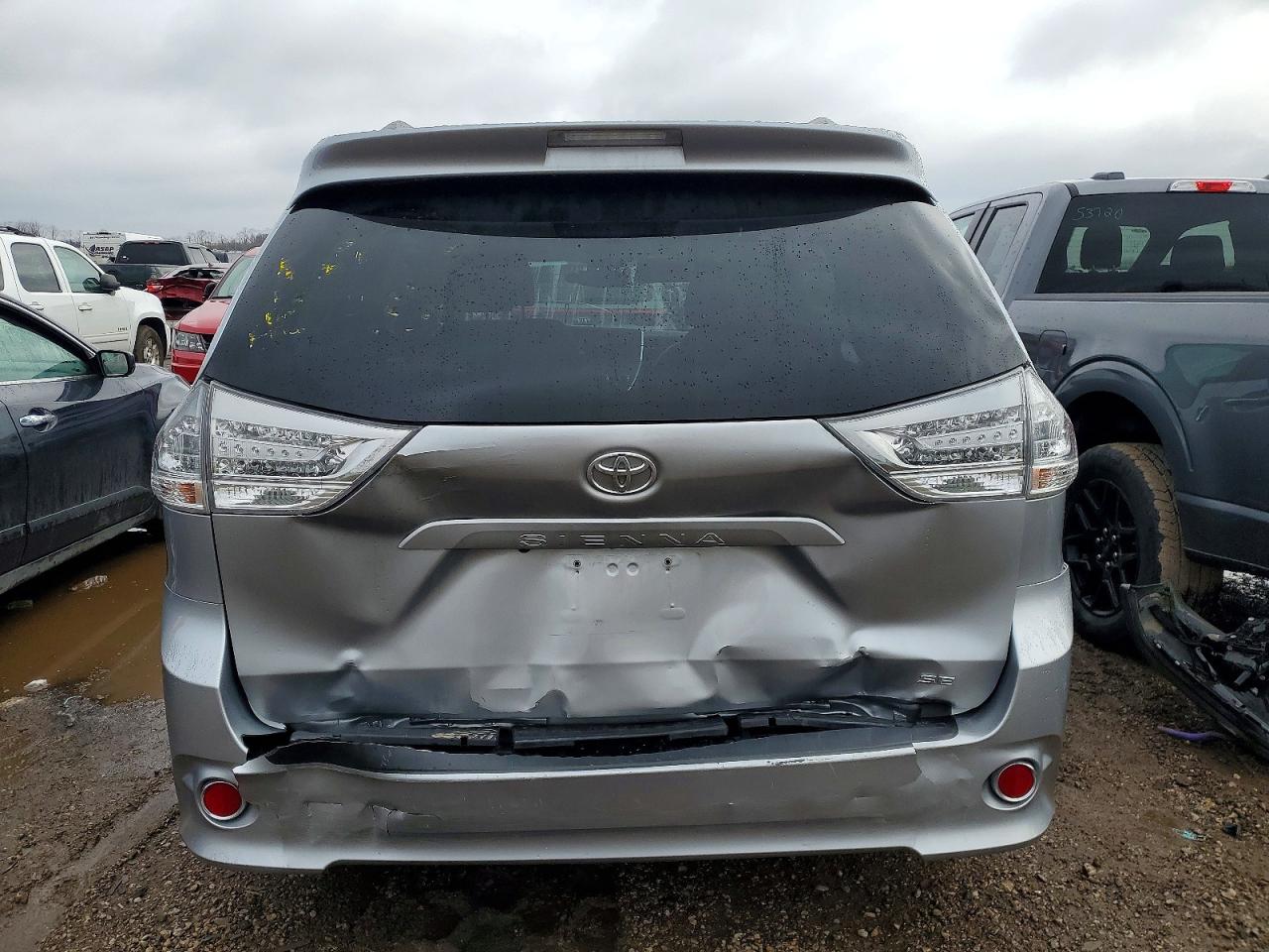 2016 TOYOTA SIENNA SE photo 6