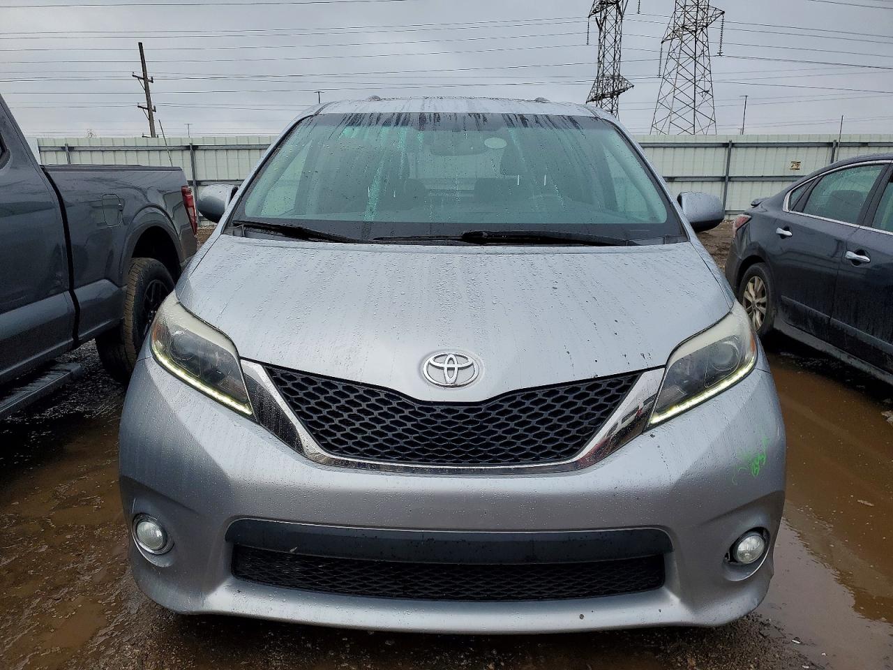 2016 TOYOTA SIENNA SE photo 5