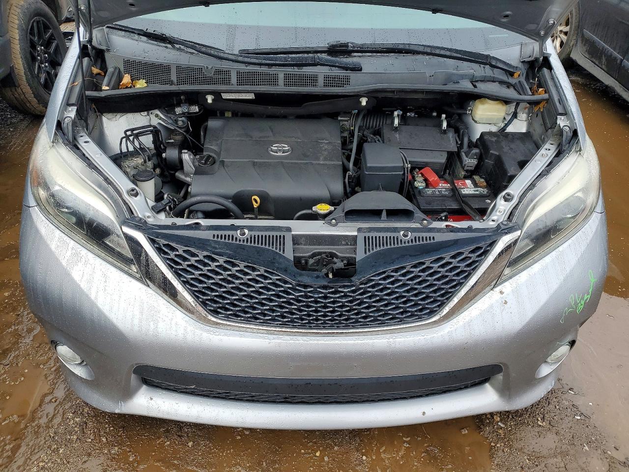 2016 TOYOTA SIENNA SE photo 11