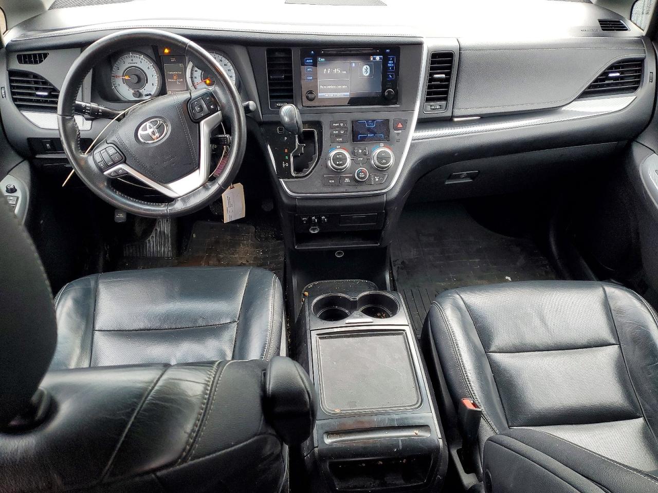 2016 TOYOTA SIENNA SE photo 8