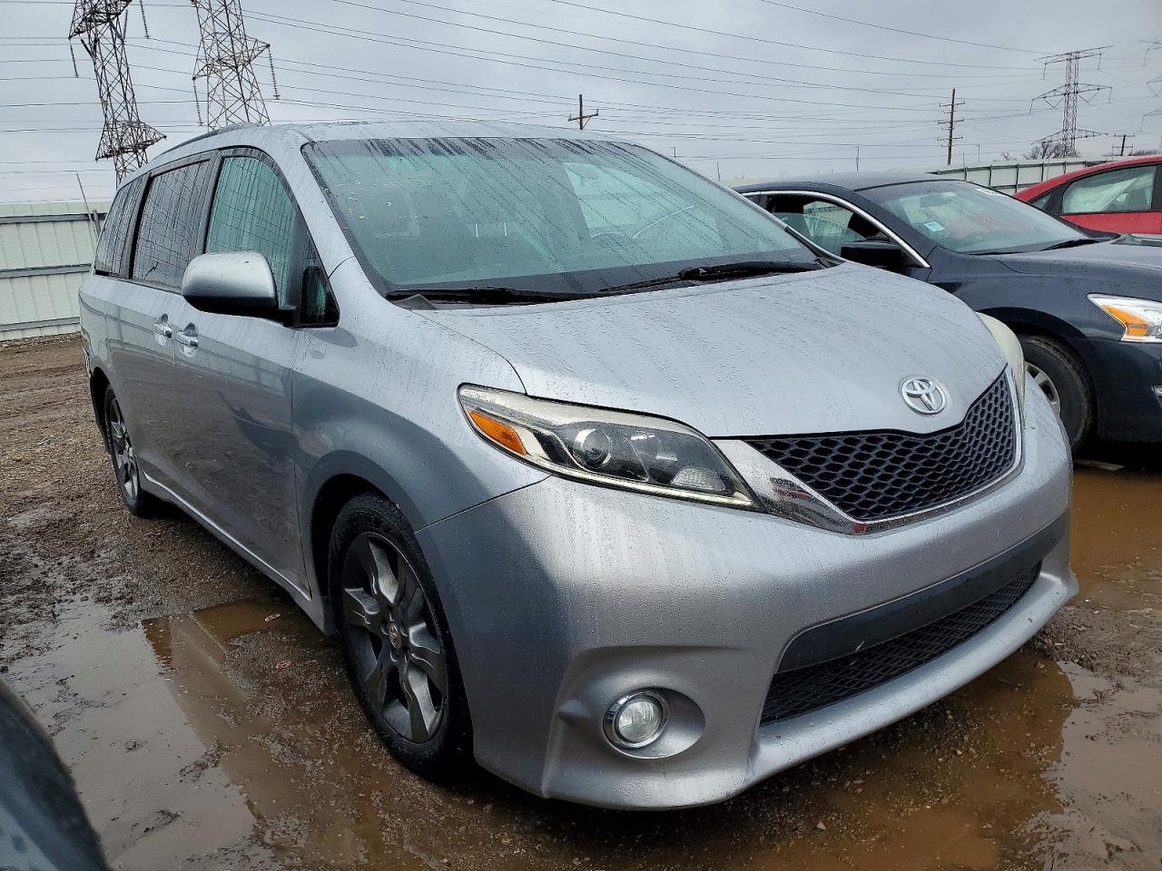 2016 TOYOTA SIENNA SE photo 4