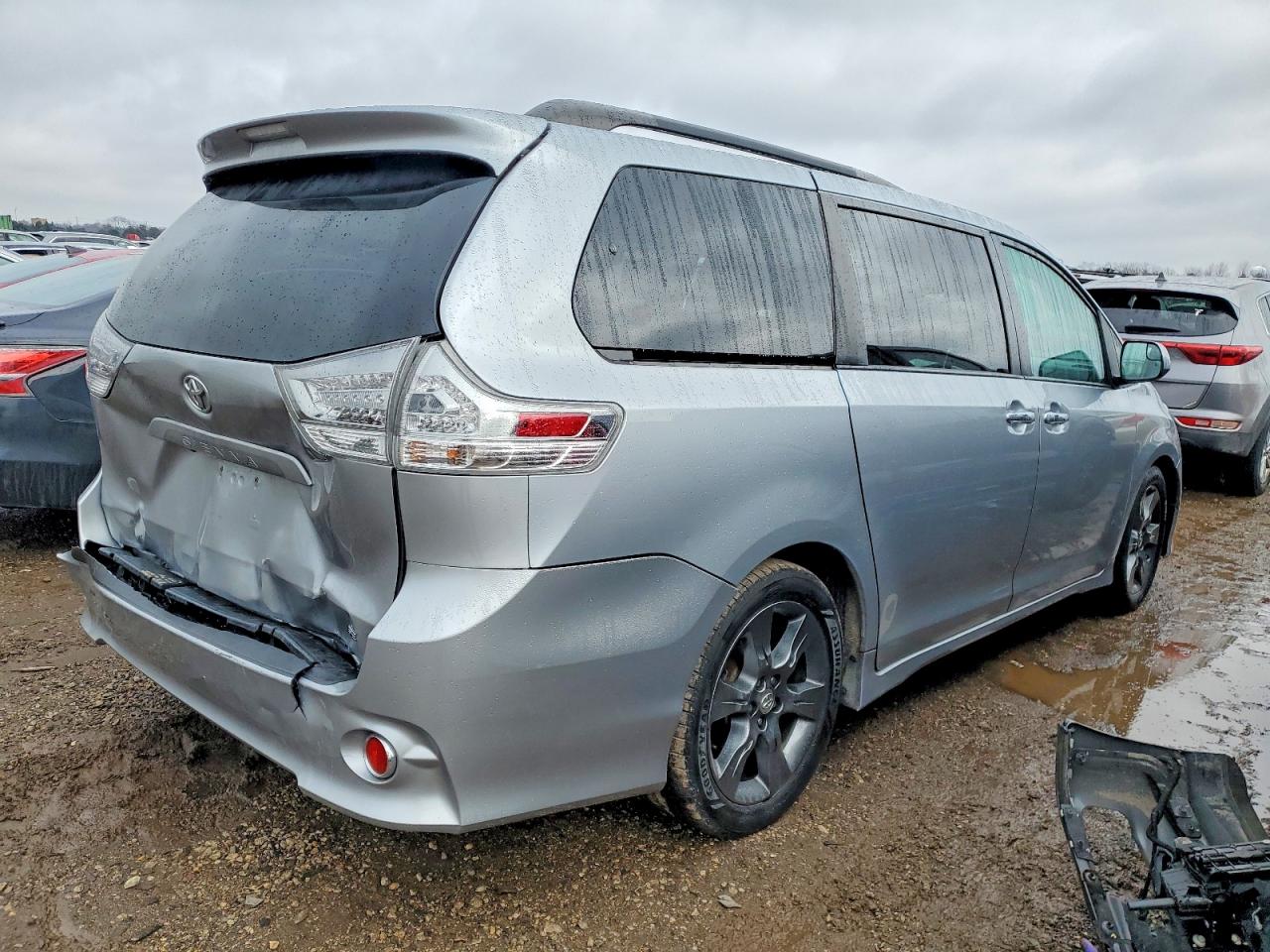 2016 TOYOTA SIENNA SE photo 3