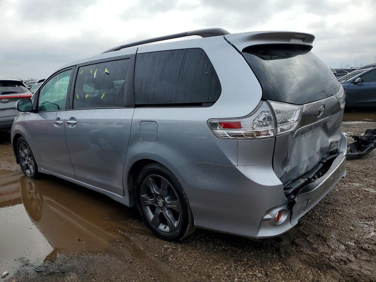 2016 TOYOTA SIENNA SE photo 2