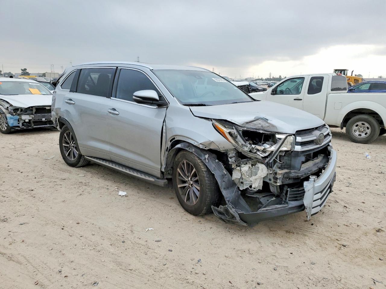 2018 TOYOTA HIGHLANDER XLE photo 4