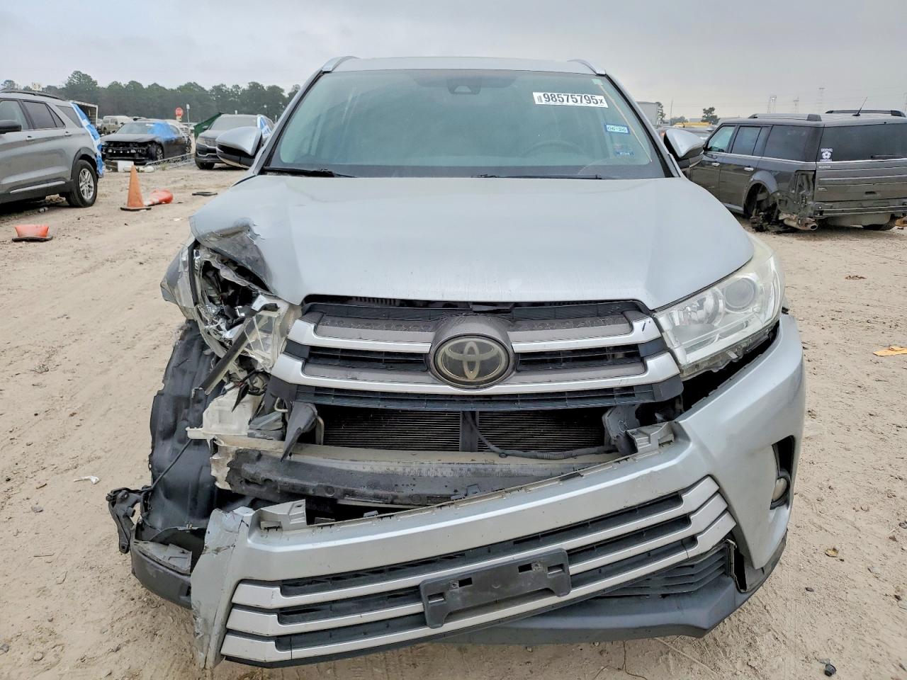 2018 TOYOTA HIGHLANDER XLE photo 5