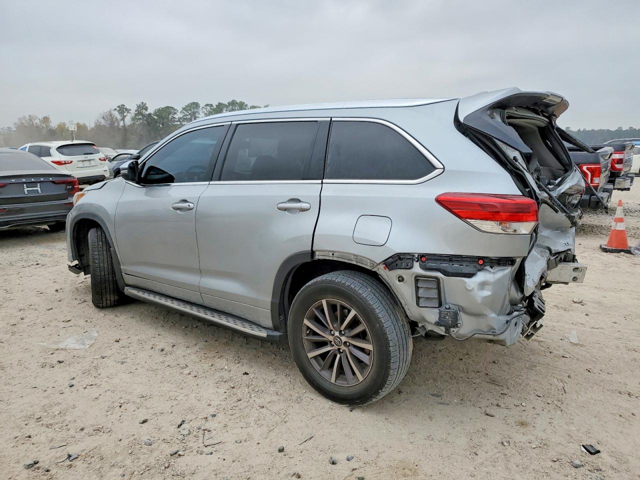 2018 TOYOTA HIGHLANDER XLE photo 2