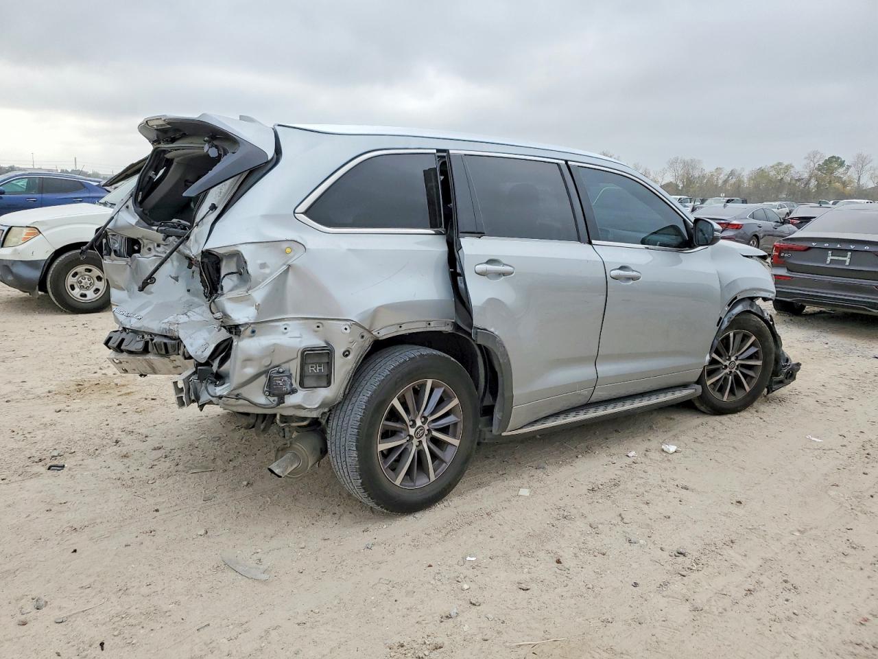 2018 TOYOTA HIGHLANDER XLE photo 3