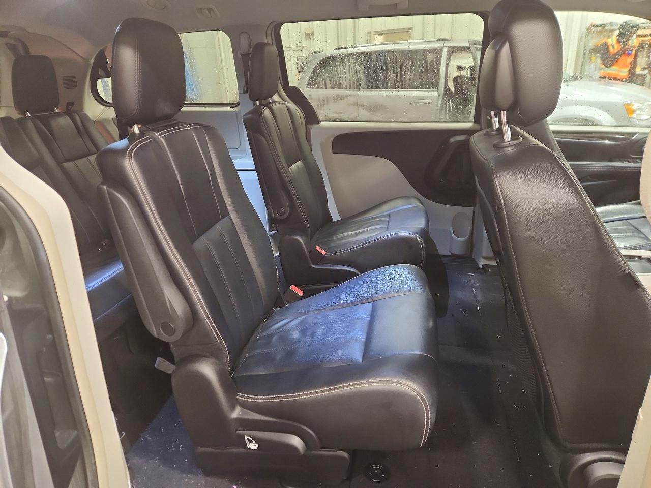 2015 CHRYSLER TOWN & COUNTRY TOURING photo 31