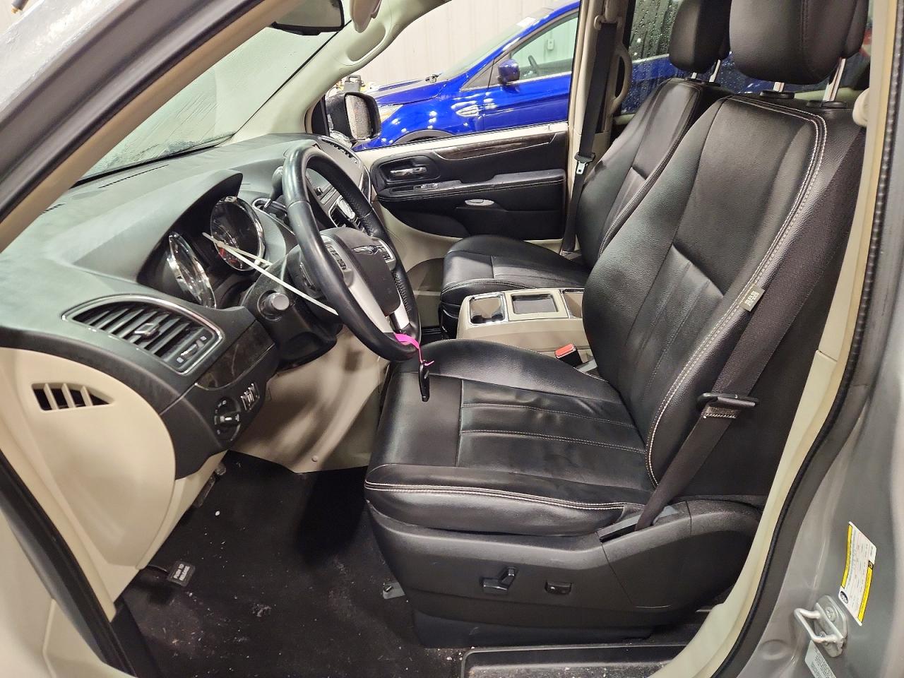 2015 CHRYSLER TOWN & COUNTRY TOURING photo 19