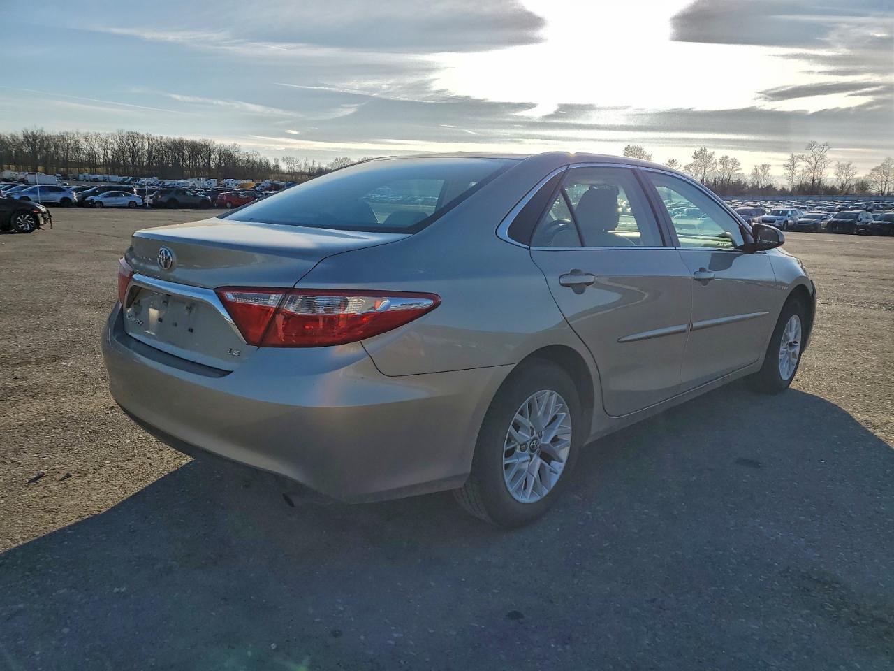 2017 TOYOTA CAMRY LE photo 3