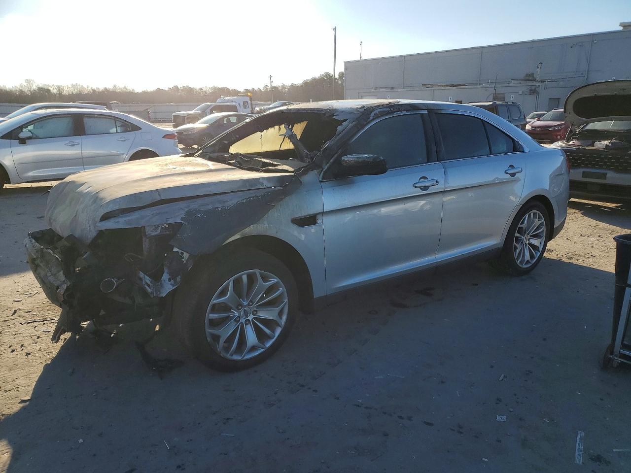 2016 FORD TAURUS LIMITED photo 2