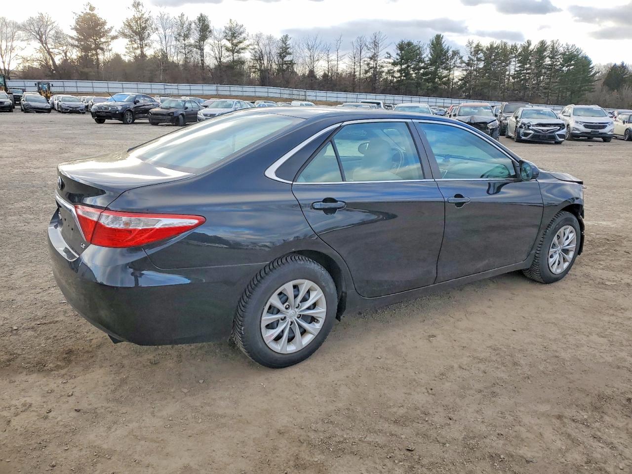 2016 TOYOTA CAMRY LE photo 3