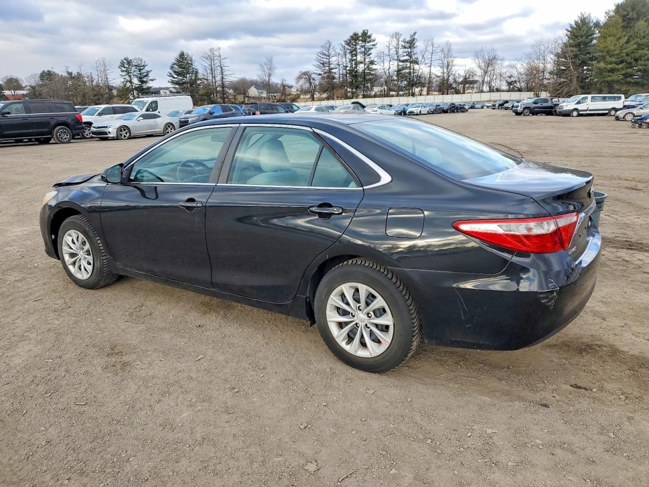 2016 TOYOTA CAMRY LE photo 2