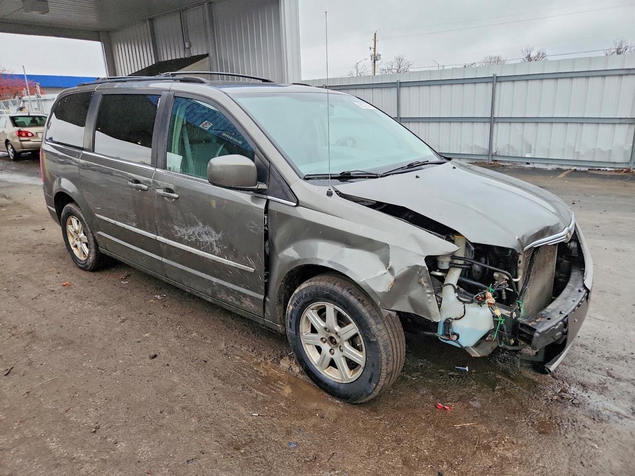 2010 CHRYSLER TOWN & COUNTRY TOURING photo 4