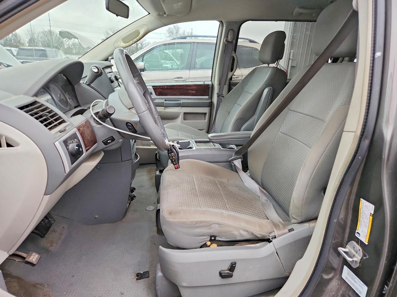 2010 CHRYSLER TOWN & COUNTRY TOURING photo 7