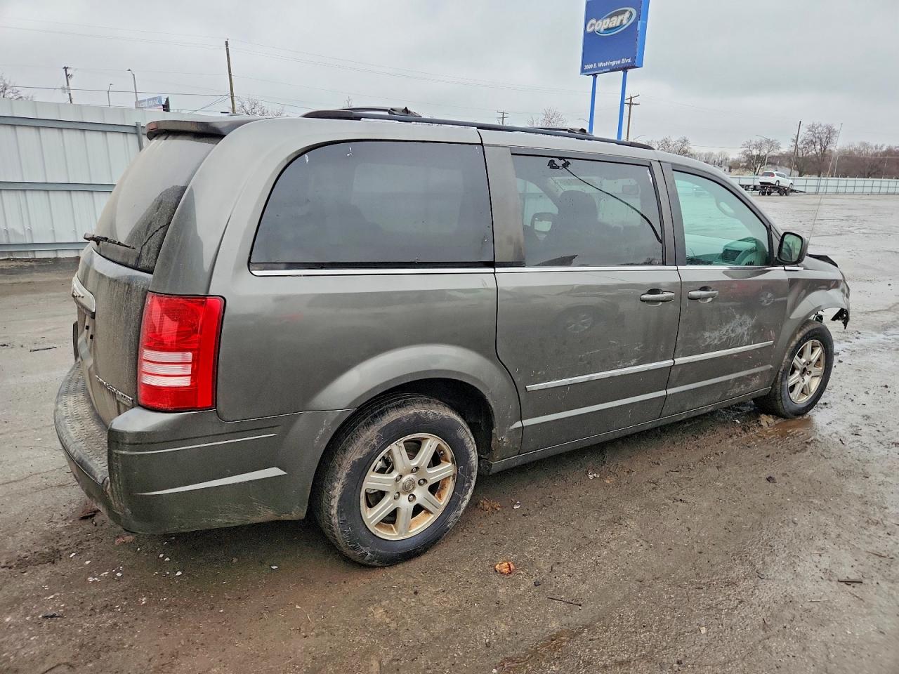 2010 CHRYSLER TOWN & COUNTRY TOURING photo 3