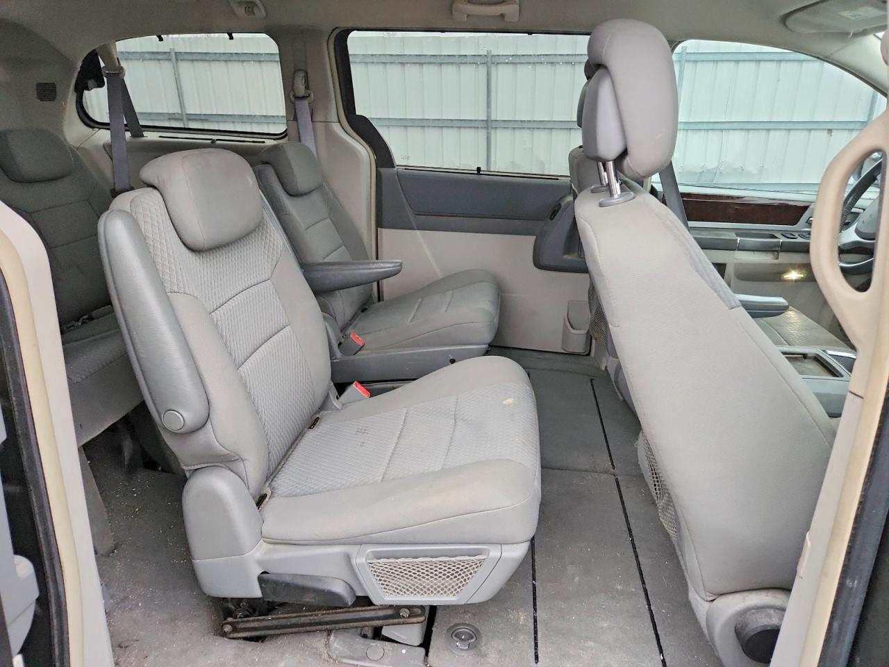 2010 CHRYSLER TOWN & COUNTRY TOURING photo 11