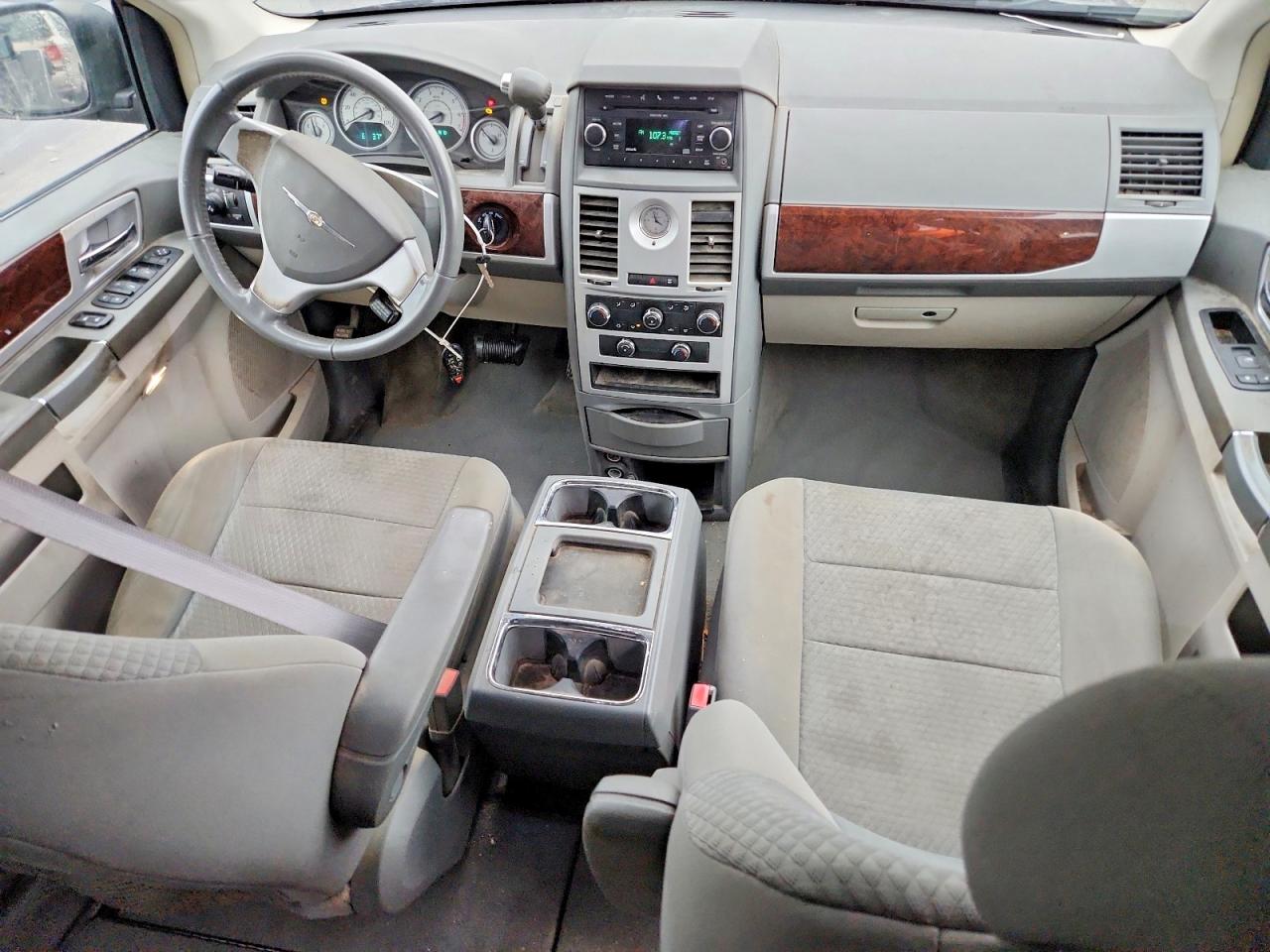 2010 CHRYSLER TOWN & COUNTRY TOURING photo 8