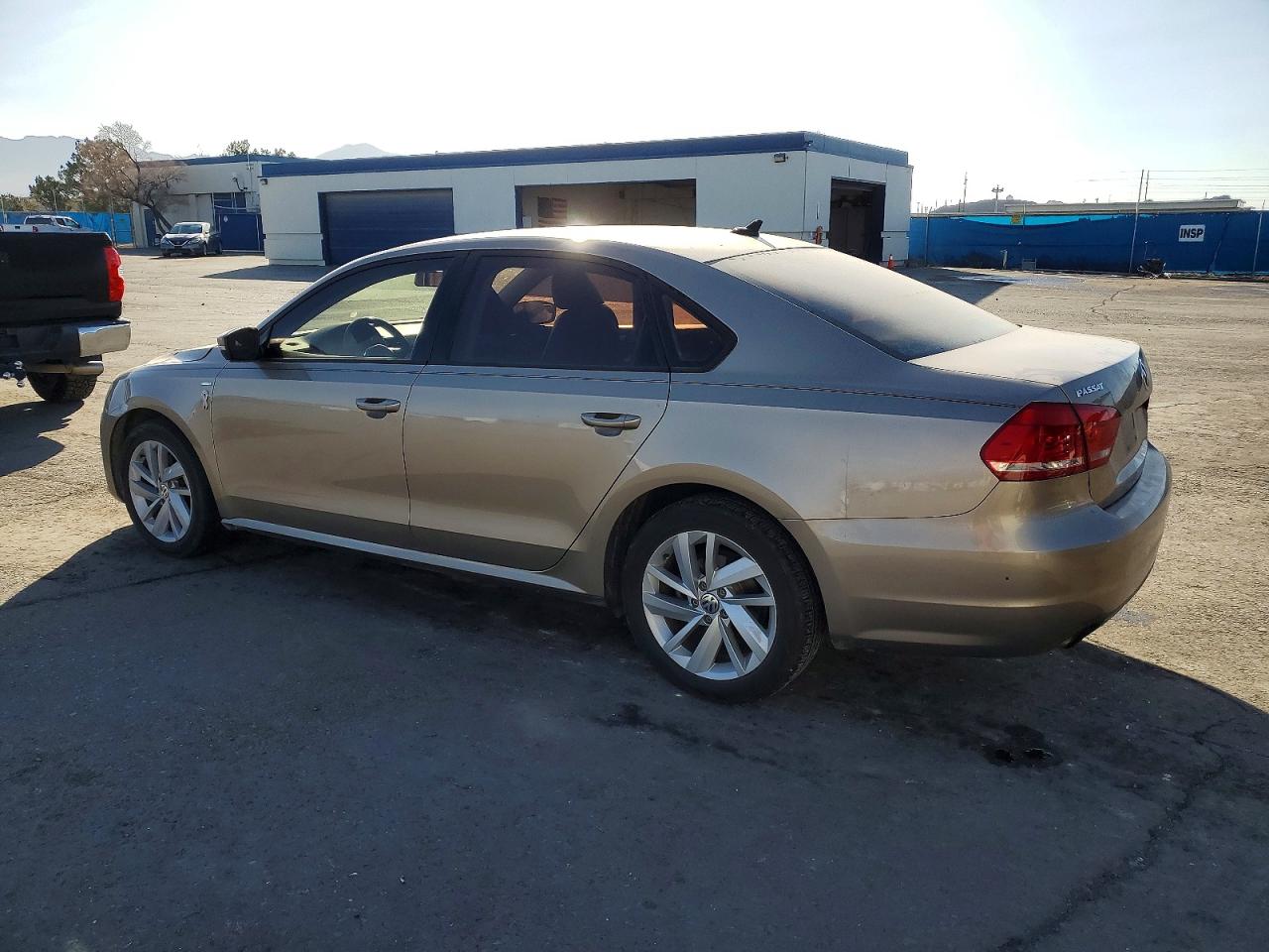 2015 VOLKSWAGEN PASSAT S photo 2