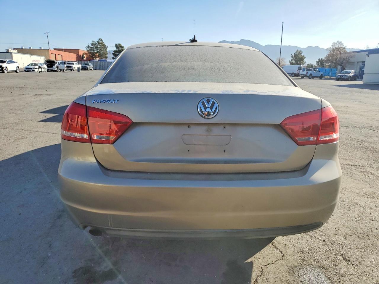 2015 VOLKSWAGEN PASSAT S photo 6