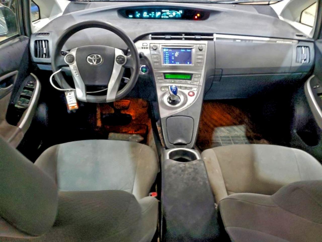2014 TOYOTA PRIUS PLUG-IN photo 15