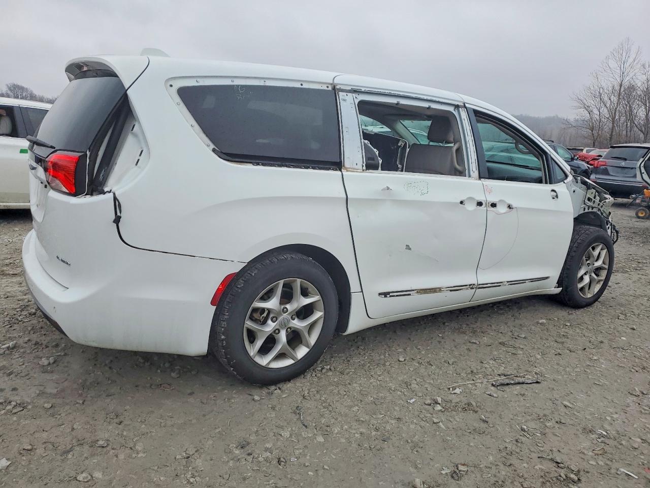 2019 CHRYSLER PACIFICA LIMITED photo 3