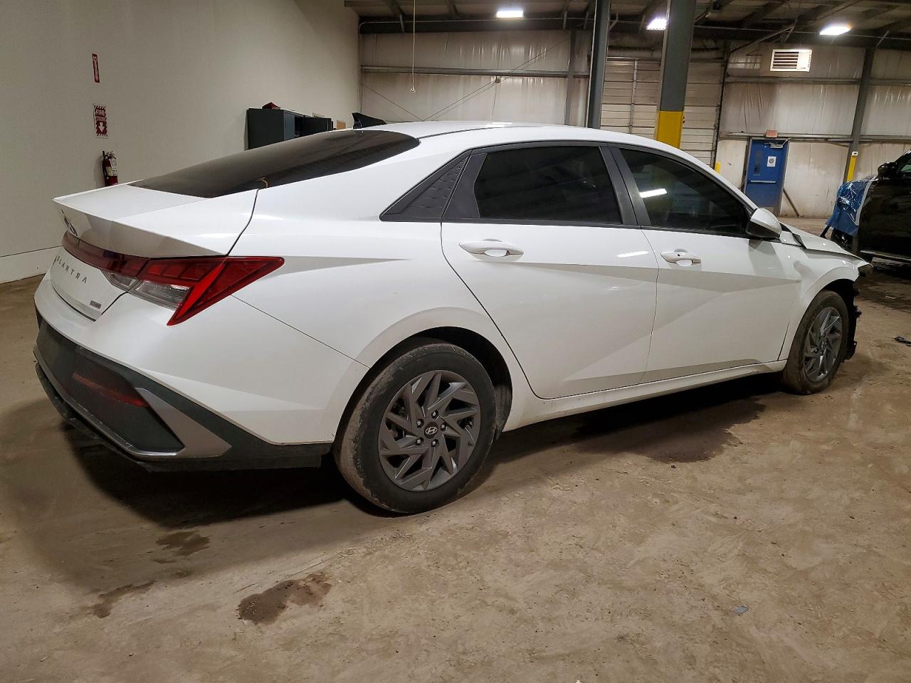 2024 HYUNDAI ELANTRA BLUE photo 3