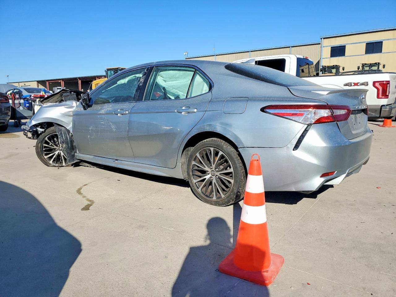 2020 TOYOTA CAMRY SE photo 3