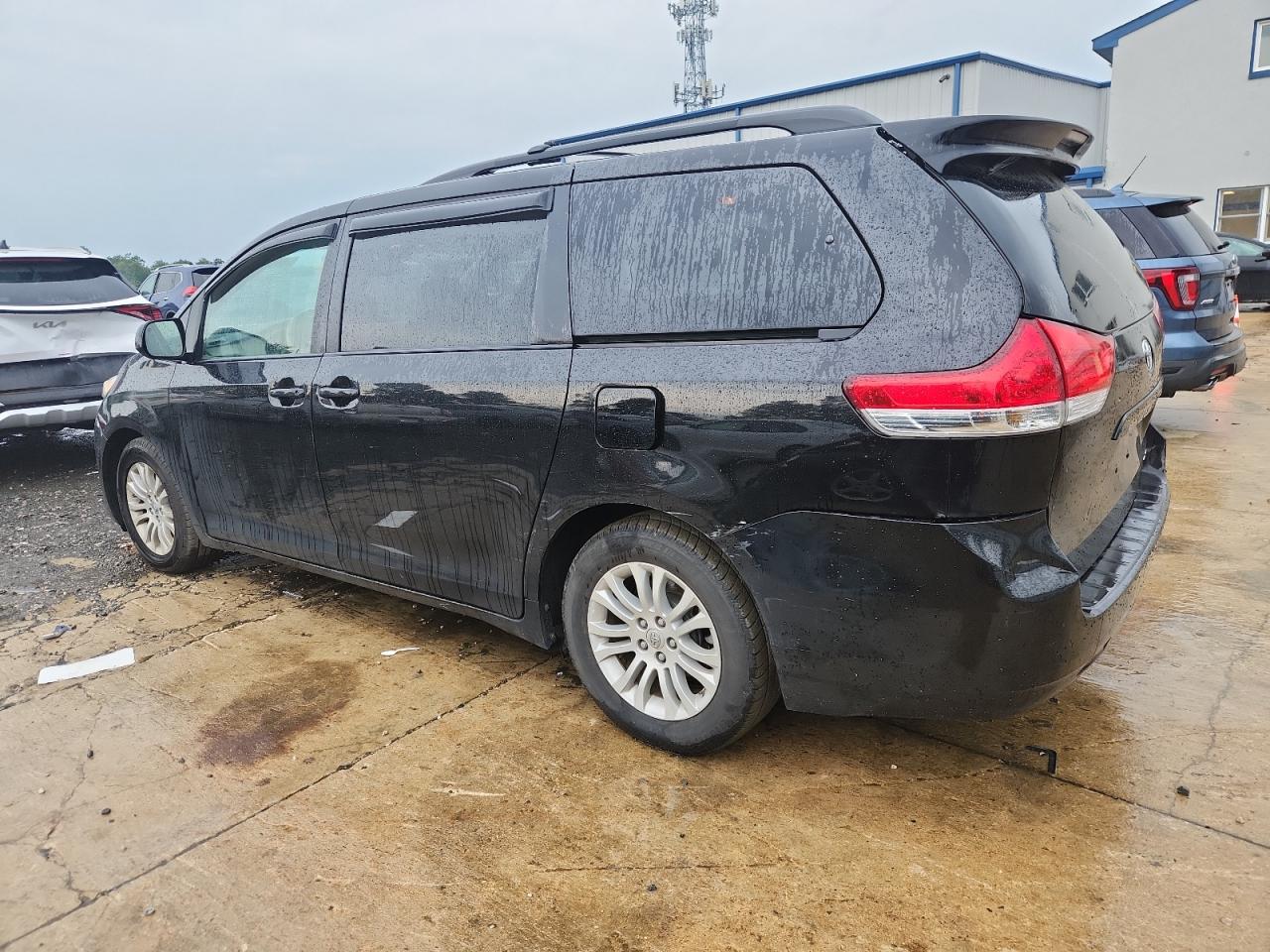 2014 TOYOTA SIENNA XLE photo 2