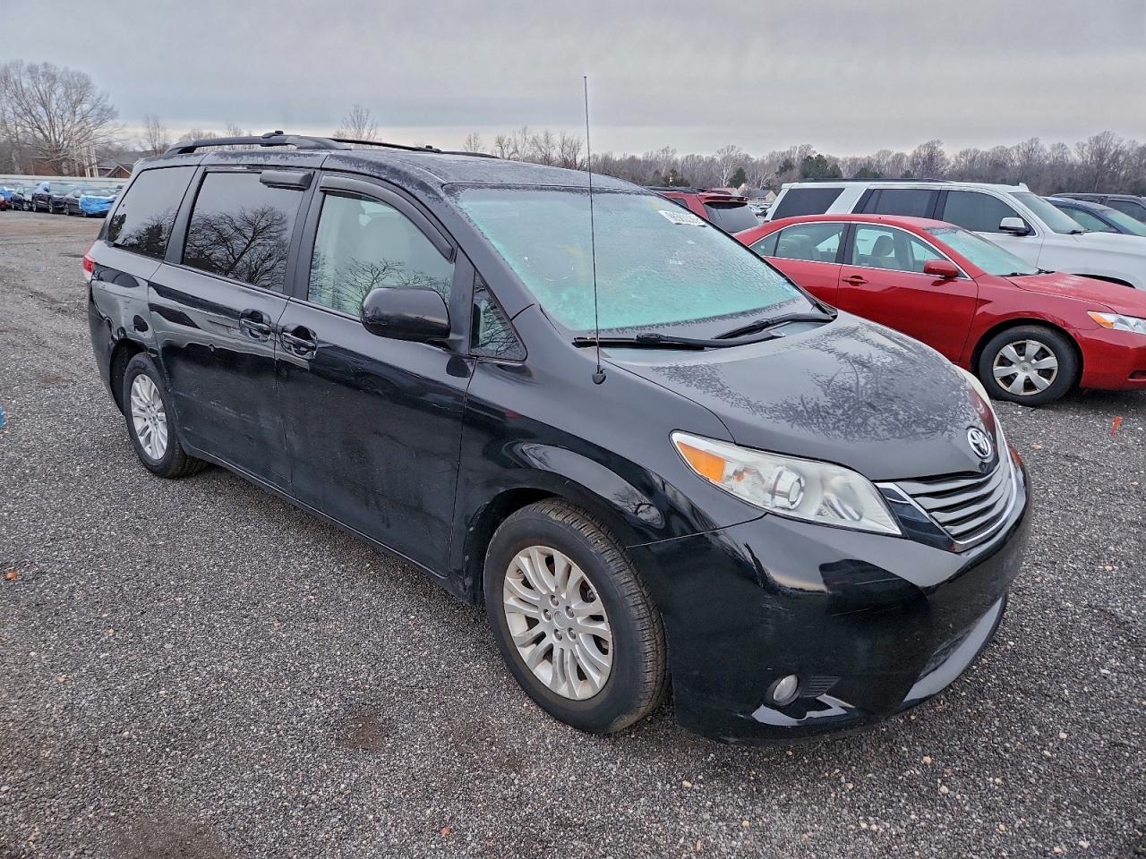 2014 TOYOTA SIENNA XLE photo 4