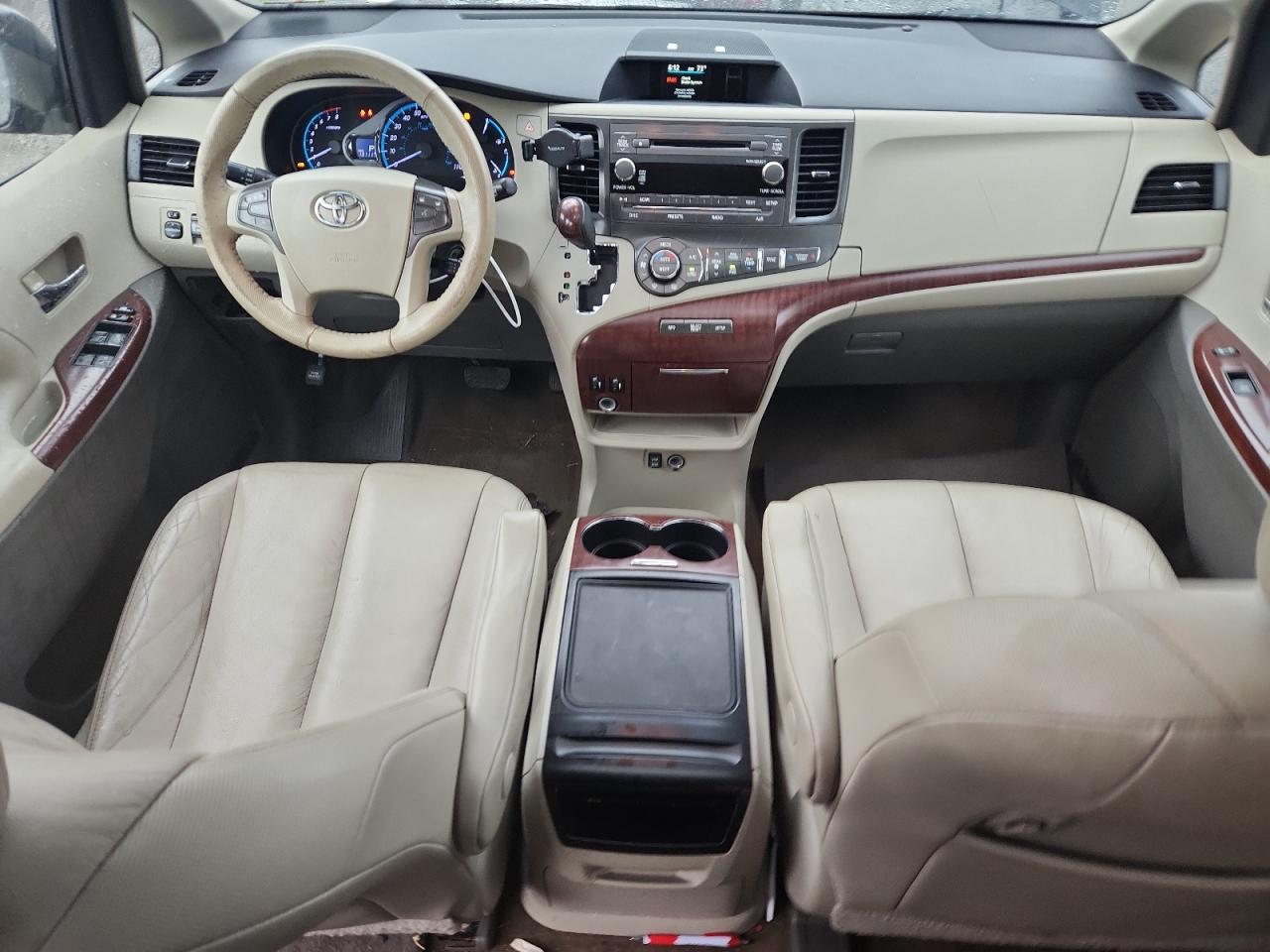 2014 TOYOTA SIENNA XLE photo 8