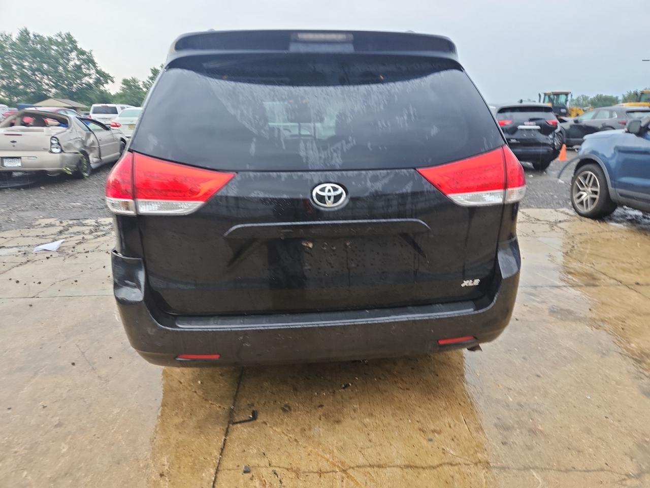 2014 TOYOTA SIENNA XLE photo 6