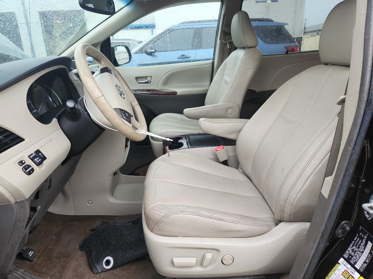 2014 TOYOTA SIENNA XLE photo 7