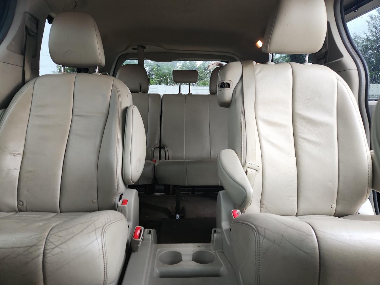 2014 TOYOTA SIENNA XLE photo 10