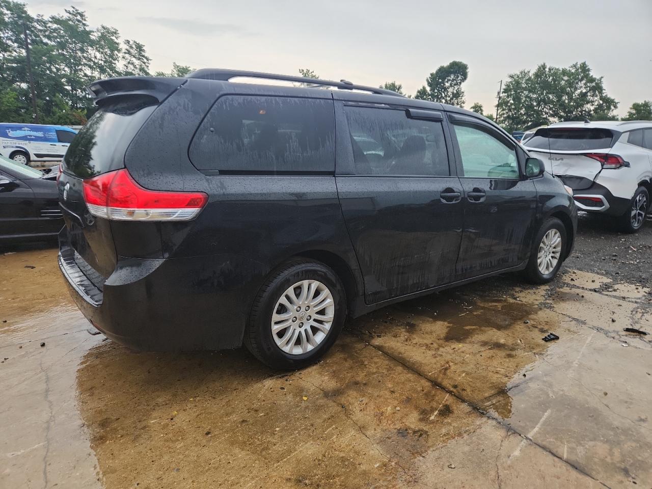 2014 TOYOTA SIENNA XLE photo 3