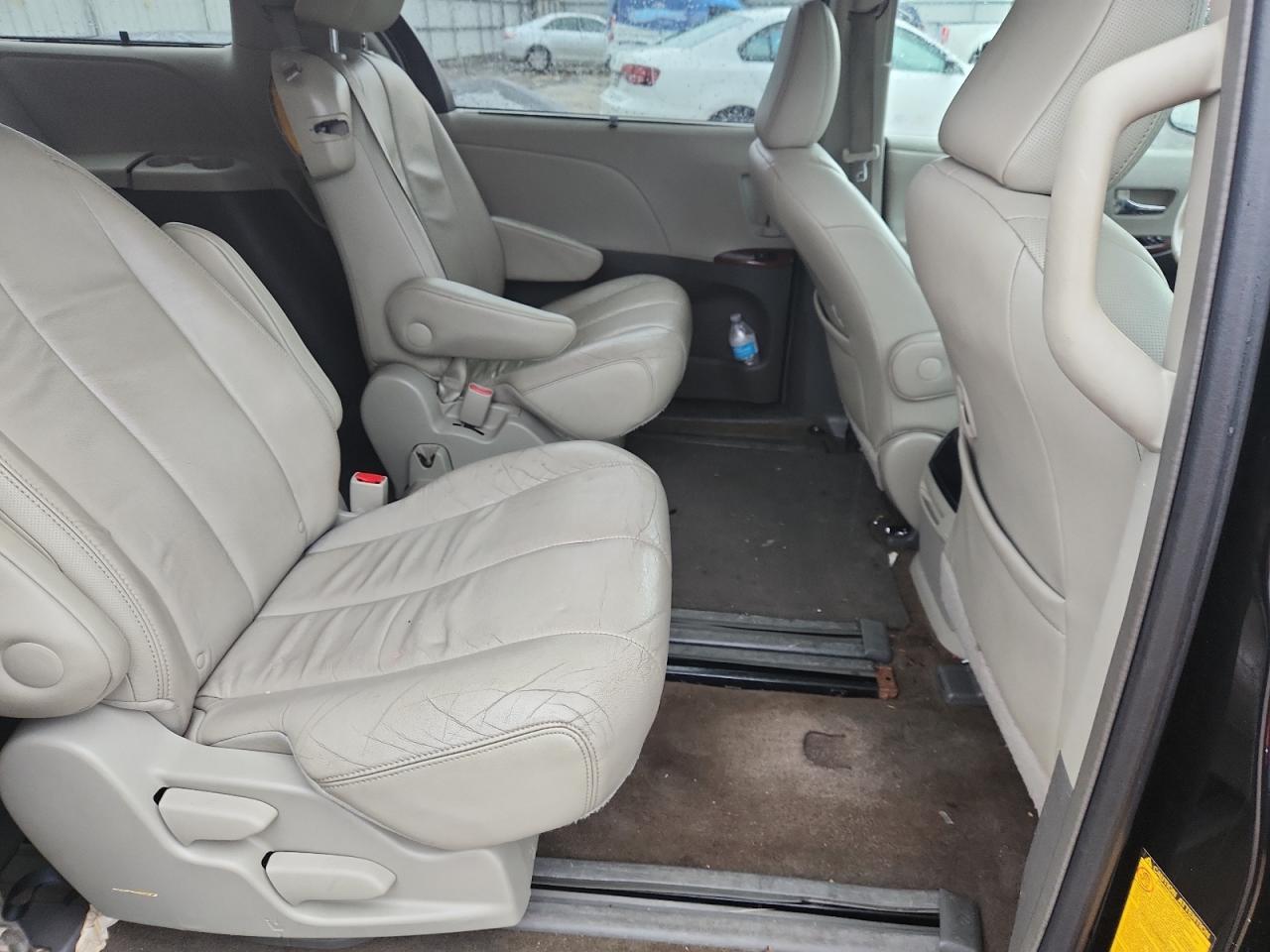 2014 TOYOTA SIENNA XLE photo 11