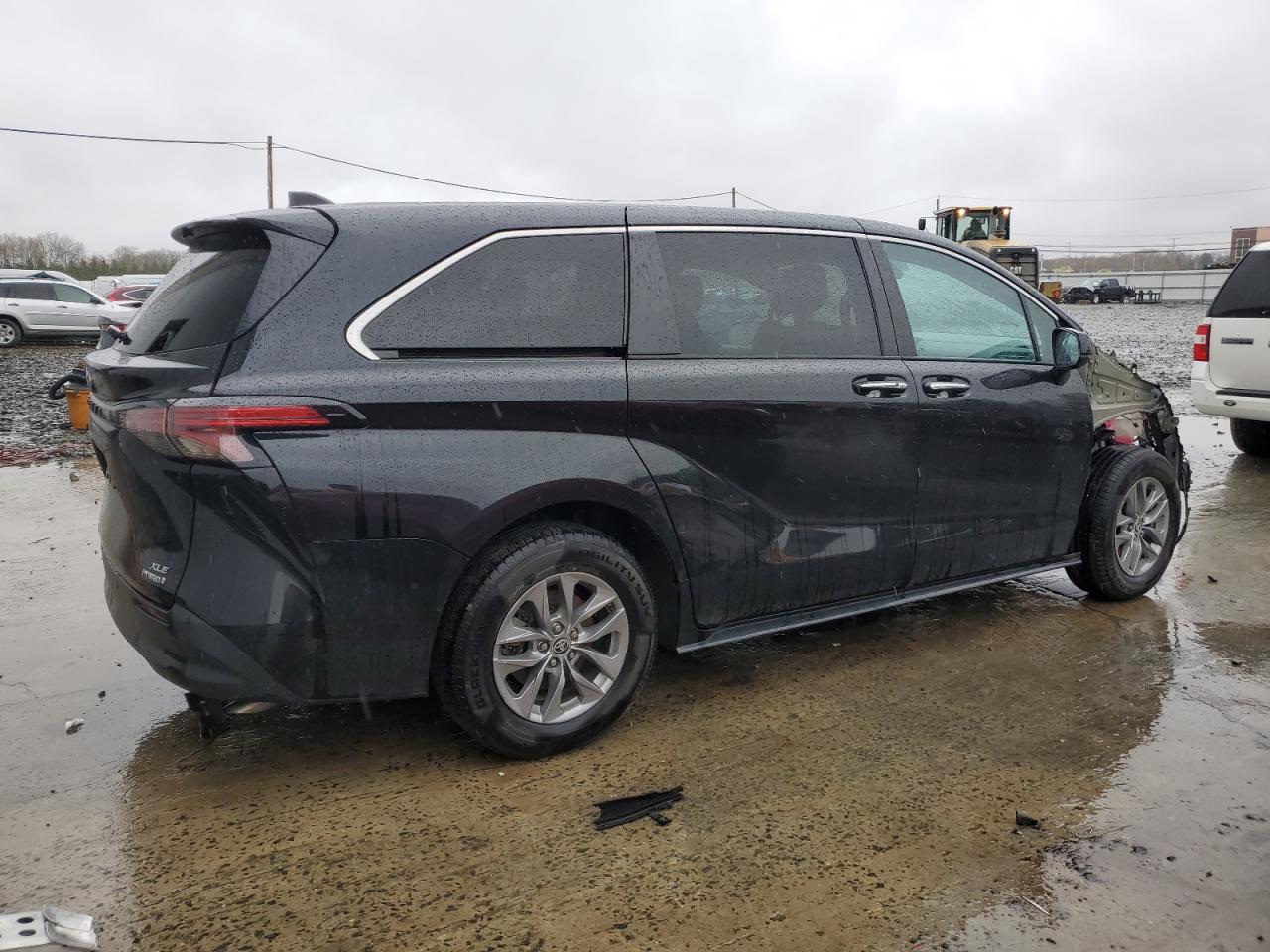 2022 TOYOTA SIENNA XLE photo 3