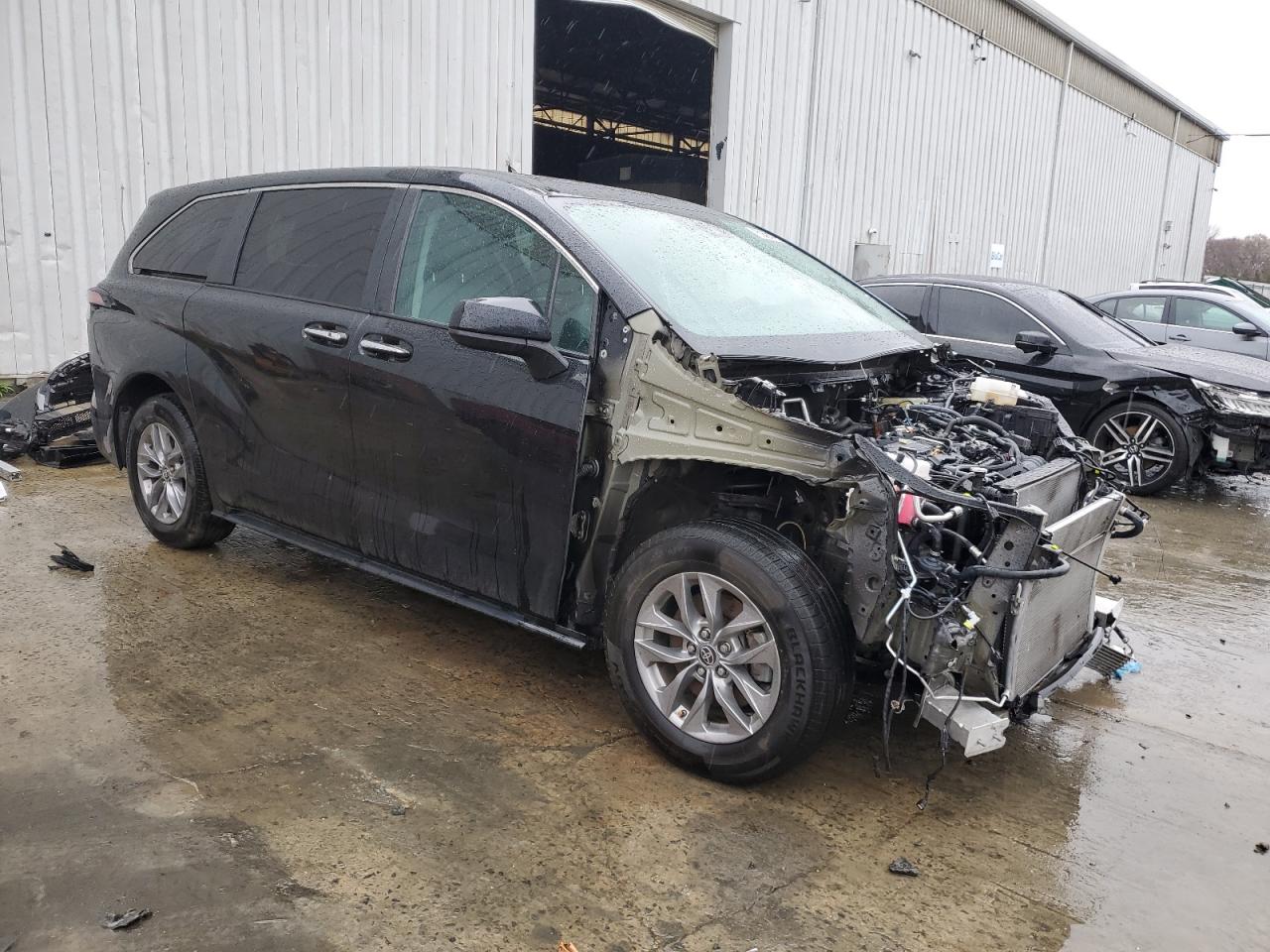 2022 TOYOTA SIENNA XLE photo 4