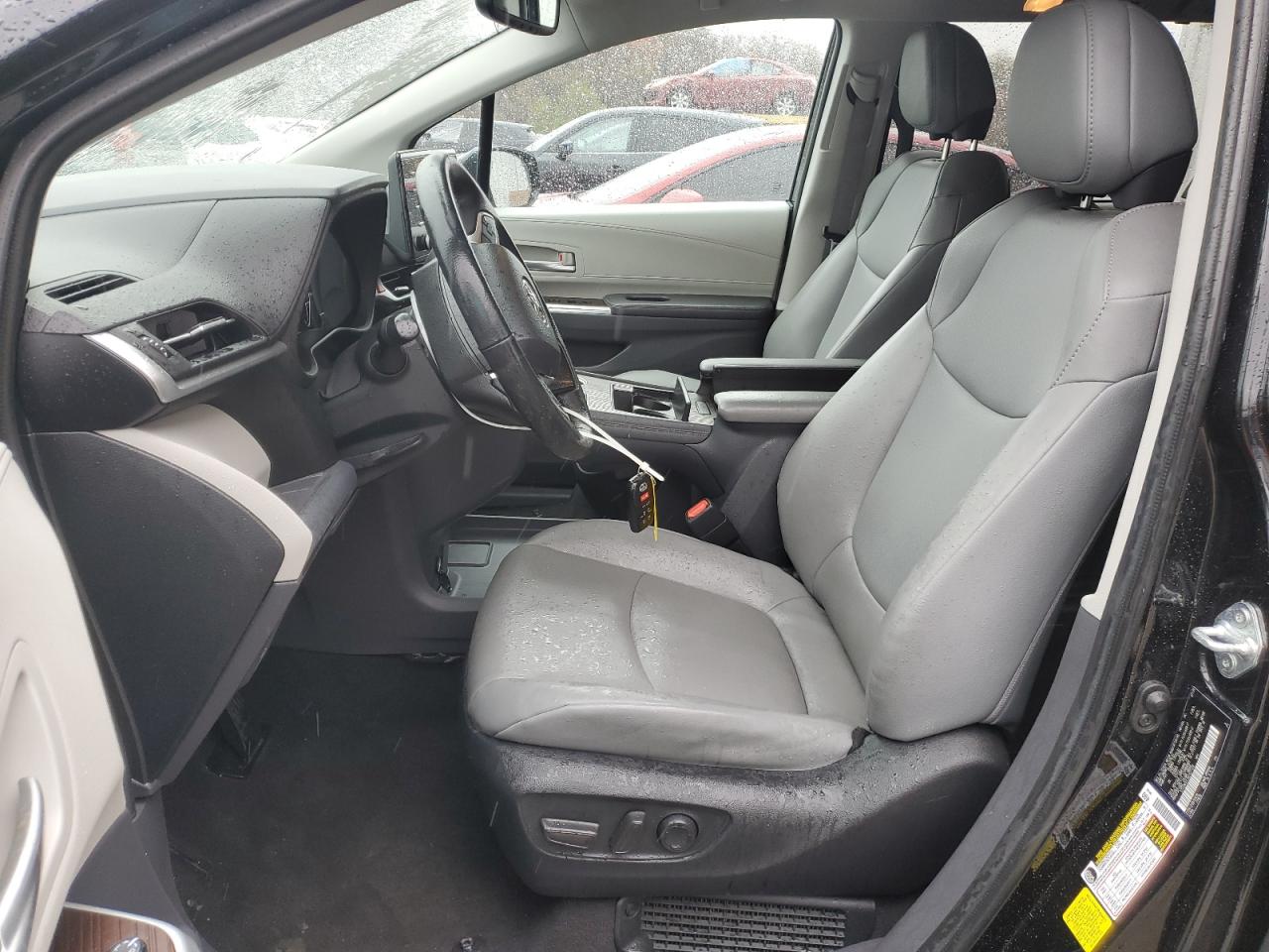 2022 TOYOTA SIENNA XLE photo 7
