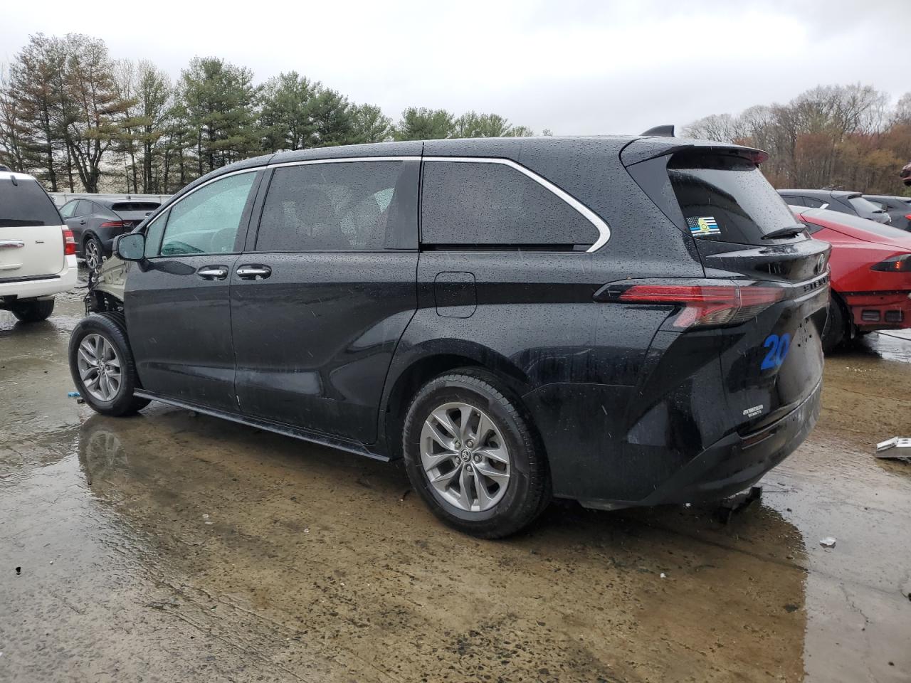 2022 TOYOTA SIENNA XLE photo 2