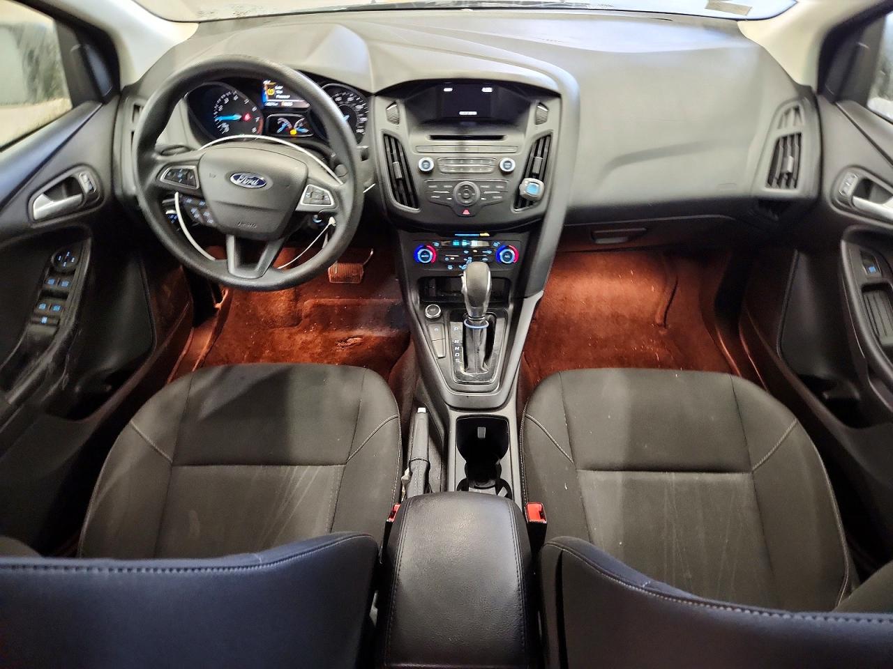 2017 FORD FOCUS SE photo 8
